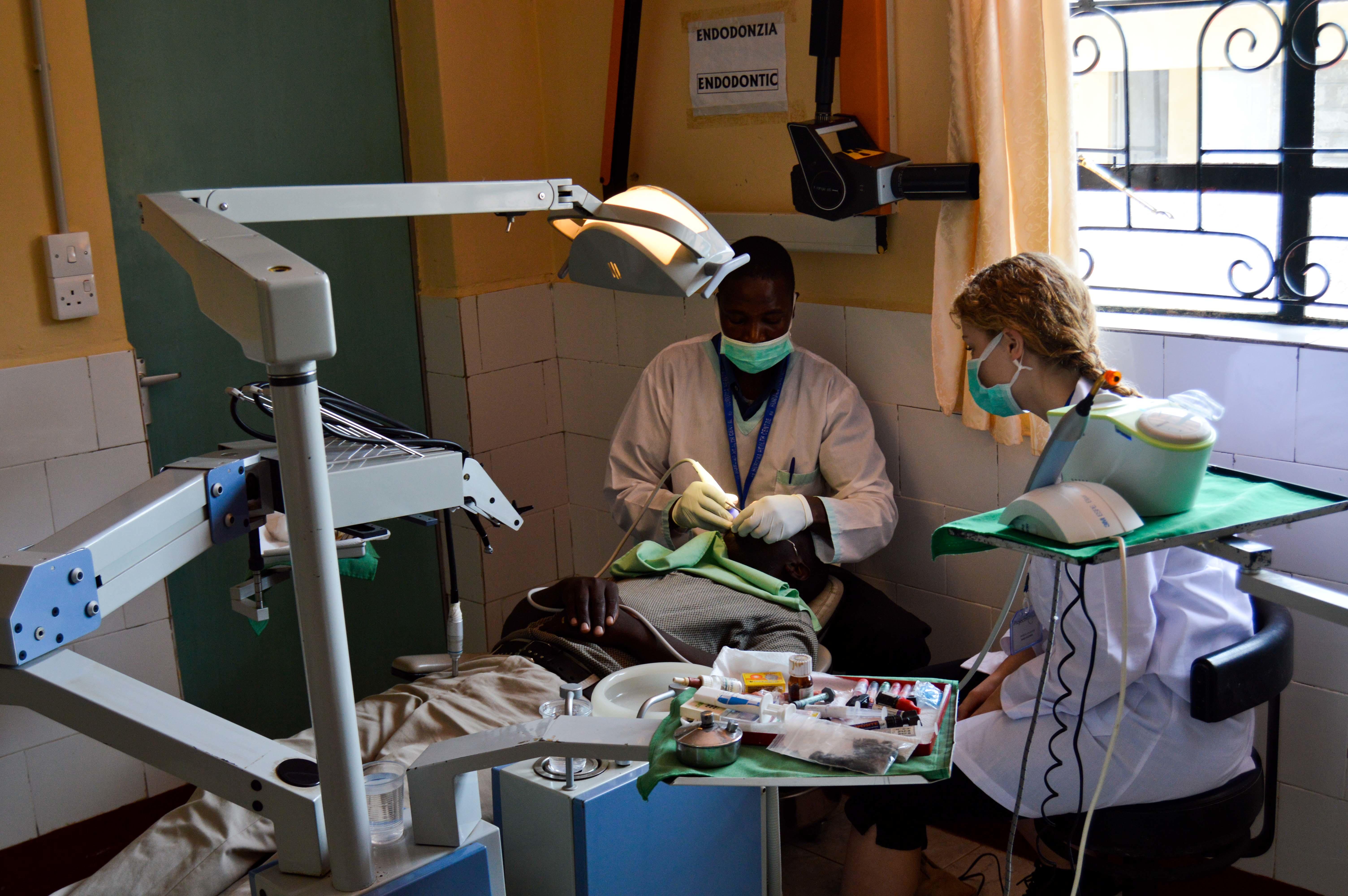 Projects Abroad Medical intern sits down with a Dentist during a Medical Work Experience in Kenya. Female Dentistry Intern sits down with a local dentist during a Medicine Internship in Kenya.